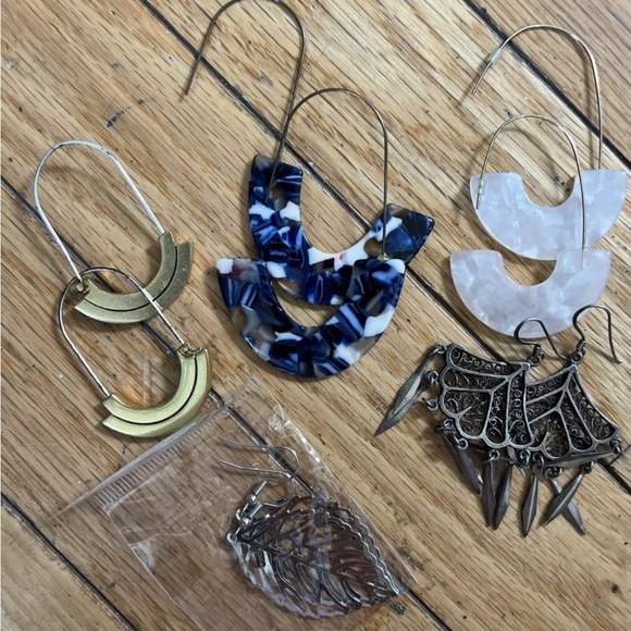 Lot of 5 Earrings. 4 used, 1 new. In Good Condition - Picture 1 of 2